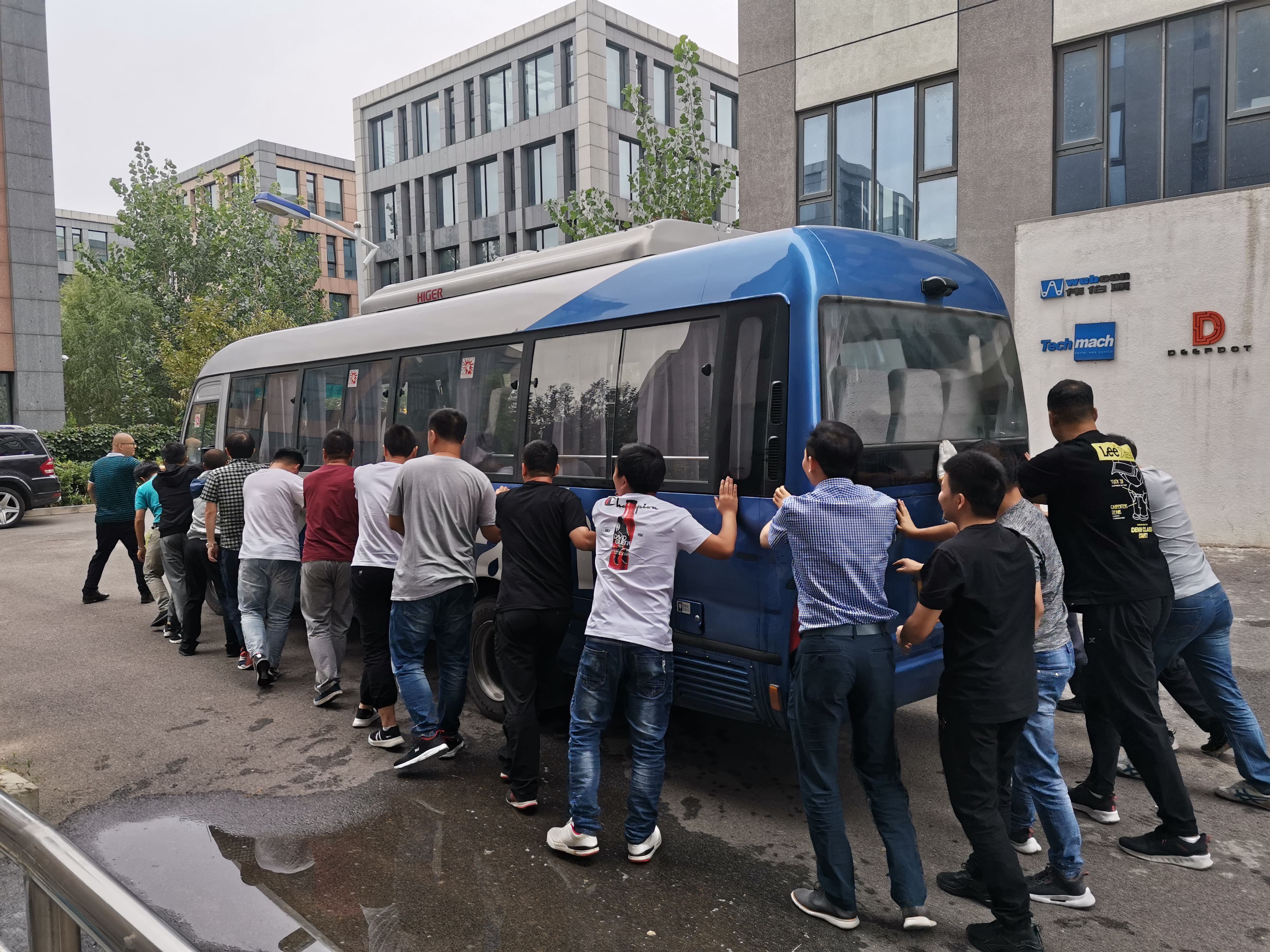 【鈦·暖心】公司班車(chē)發(fā)生故障，萬(wàn)眾一心集體推車(chē)